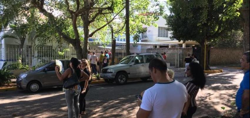 Cubanos en las inmediaciones de la Embajada de Panama, en La Habana