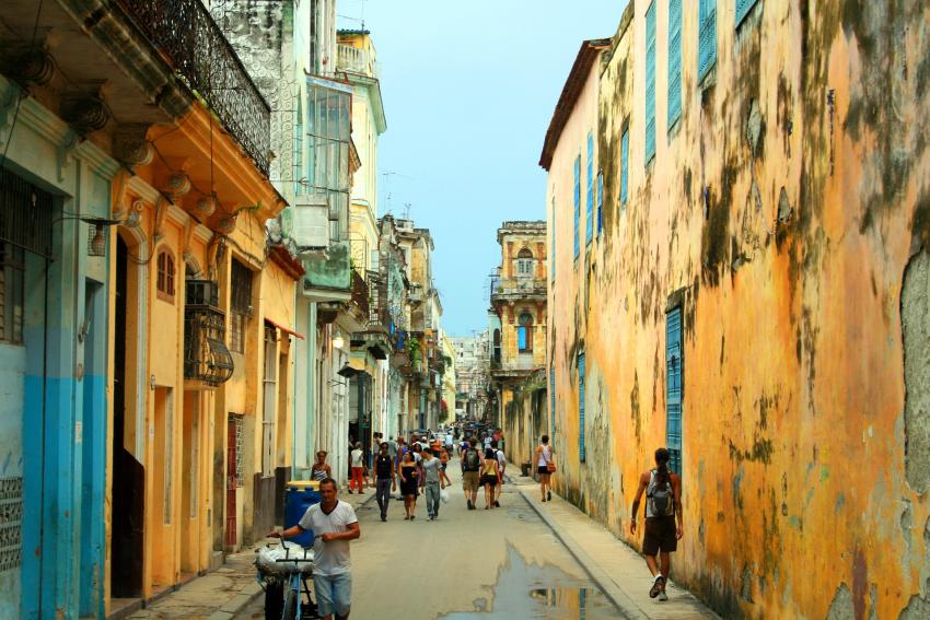 Autoridades en Cuba desalojan a dos mujeres y cuatro niños