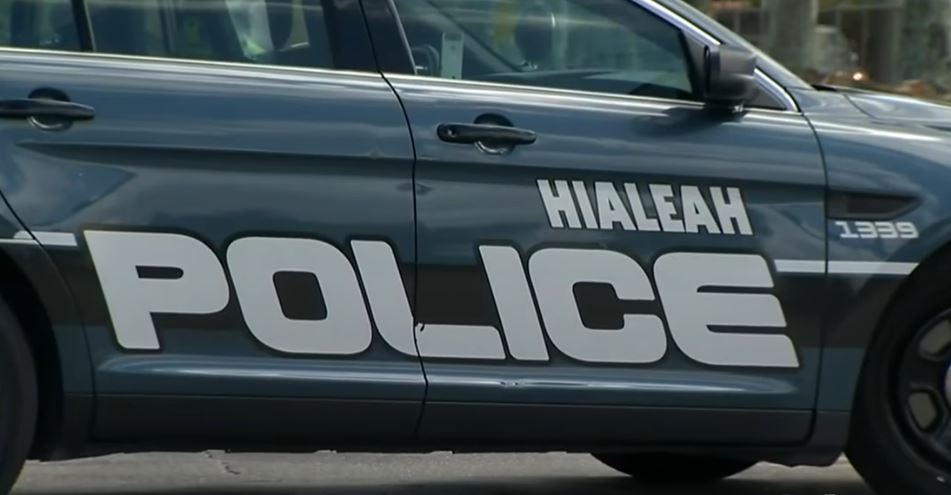 Investigan en Hialeah el apuñalamiento mortal de una mujer en un condominio