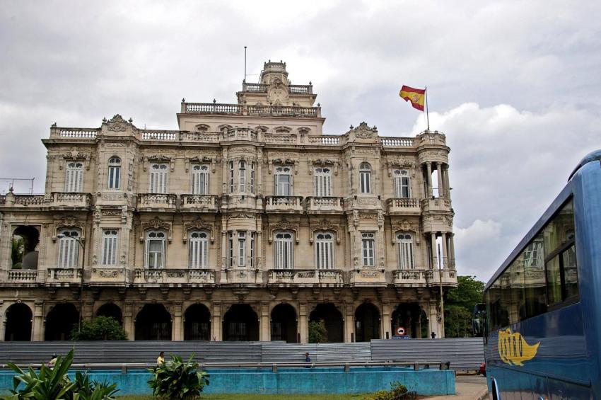 La Embajada de España en La Habana ilumina su fachada con los colores de la bandera de Ucrania
