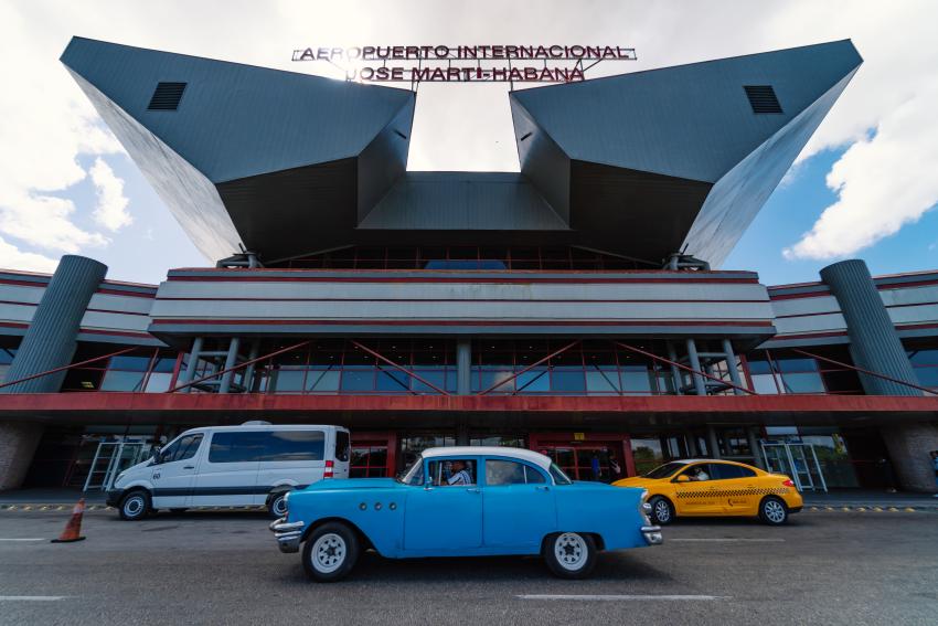 Denuncian robos a viajeros en el trayecto desde la salida del Aeropuerto José Martí, en La Habana, hacia sus destinos