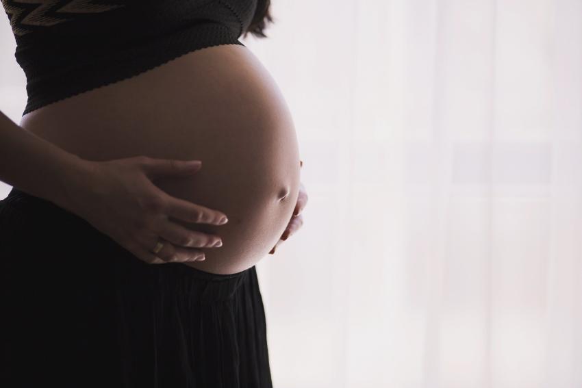 Una embarazada en Florida sale de un coma inducido y conoció a su bebé después de 85 días de nacida