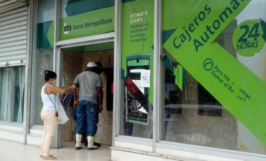 Banco Metropolitano en La Habana recomienda extraer dinero de los cajeros días entre semana