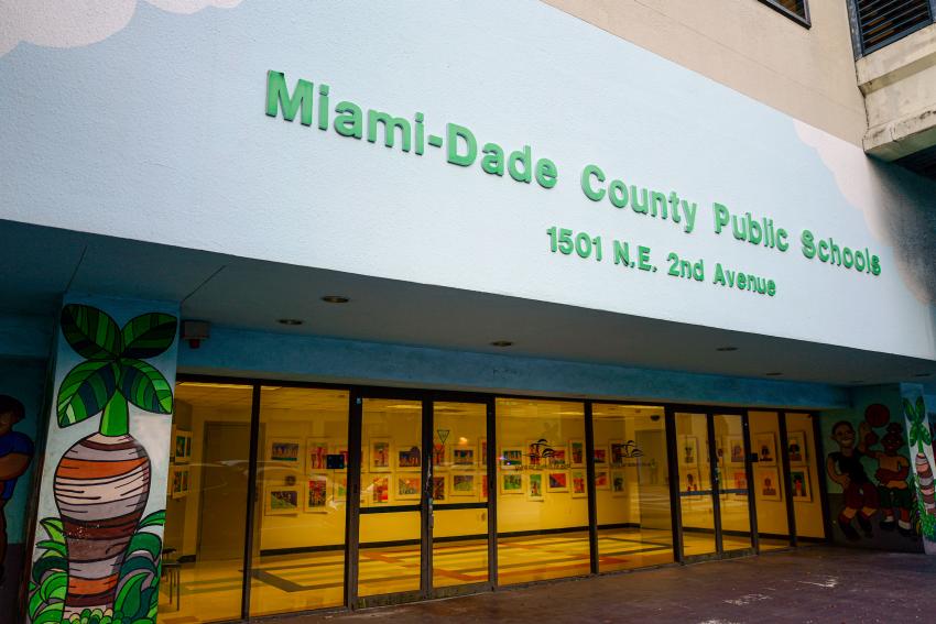 Junta escolar de Miami Dade dará $275 a cada maestro que esté vacunado