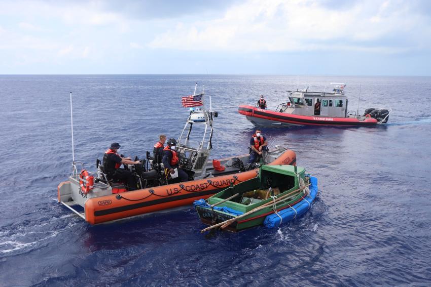 Guardia Costera repatria a 64 balseros cubanos encontrados cerca de los Cayos de Florida