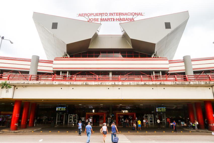 Aeropuerto de La Habana cancela sus operaciones debido al paso del Huracán Ian