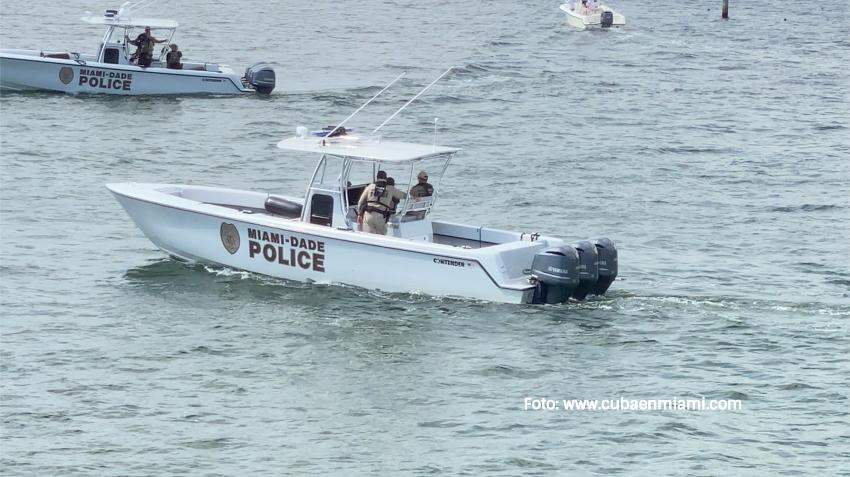 Agentes de la policía de Miami-Dade rescatan a dos personas que se les volcó la moto acuática