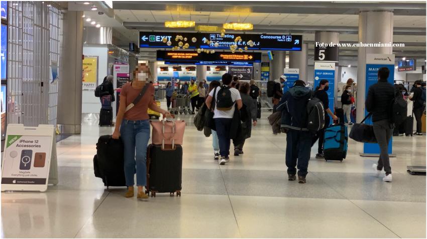 Aumenta el número de pasajeros en el aeropuerto de Miami tras la reapertura de las fronteras