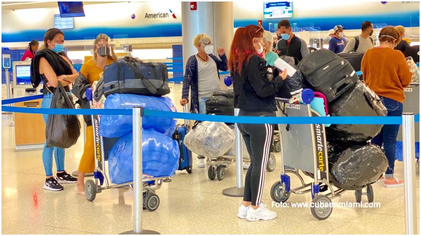 Cubanos en Miami se quejan por el aumento a $200 dolares de la segunda maleta por American Airlines
