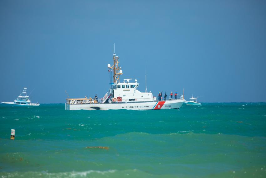 Guardia Costera de Estados Unidos entrega a las autoridades de Bahamas a 9 balseros cubanos