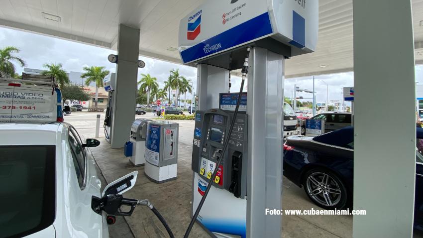 Precio de la gasolina en Florida comienza el 2022 bajando 2 centavos pero aún alto