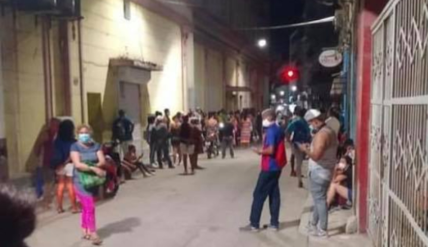 Multitud de personas haciendo cola afuera de la tienda Trasval en La Habana, a las 5 am