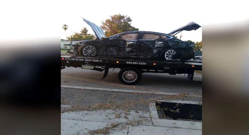 Auto Tesla a alta velocidad impactó una casa en el Sur de la Florida