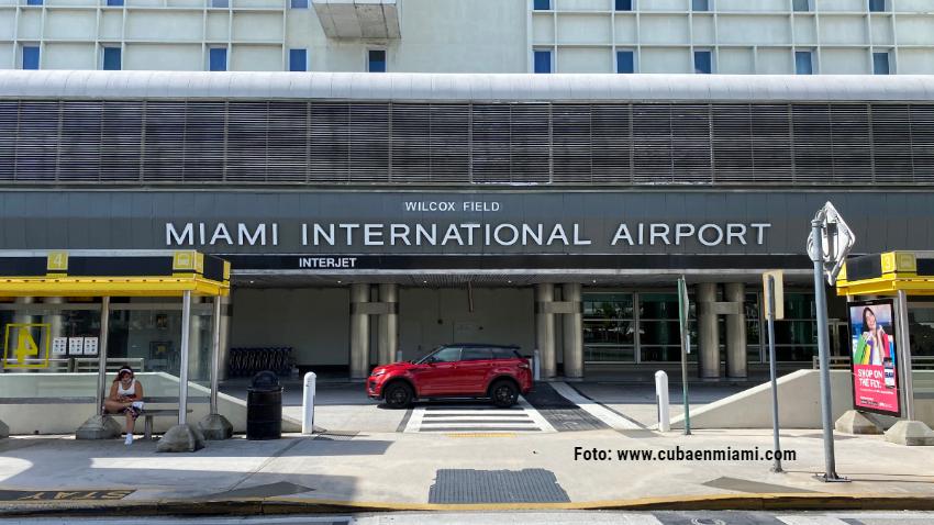 Alcaldesa de Miami-Dade ordena retirar todas las banderas de Rusia del aeropuerto de Miami