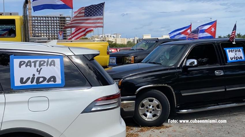 Cubanos exiliados asistirán a juego de pelota de Cuba en Florida con camisetas de Patria y Vida
