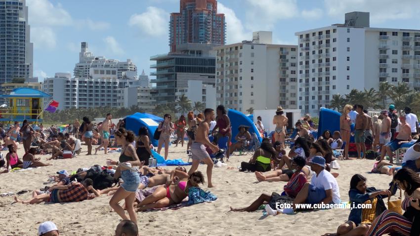 Gran afluencia de personas en Miami Beach a una semana del fin de semana de Memorial Day