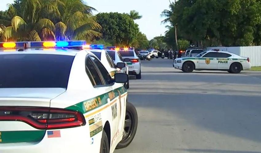 Conductor se dispara fatalmente después de chocar contra dos vehículos en el noroeste de Miami-Dade