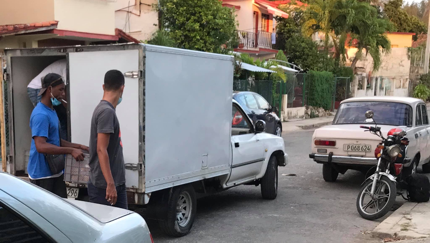 Se alimentan bien los represores del activista Oscar Casanella, el régimen les manda un camión con comida
