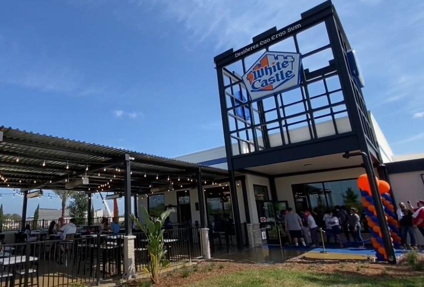 Después de más de 50 años regresa a Florida popular lugar de hamburguesas White Castle con su local más grande en el mundo