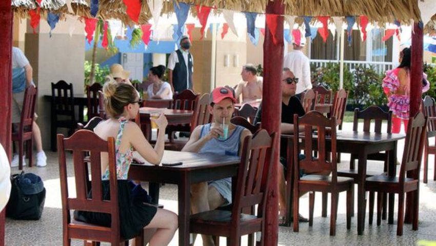 Estrés entre los trabajadores de polos turísticos cubanos, porque los turistas rusos se niegan a usar nasobuco
