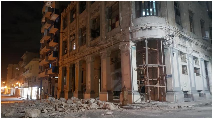 Colapsa parte de un edificio en La Habana los escombros caen en plena calle