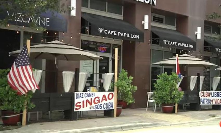 Asociación de un edificio en el Downtown de Miami ordena a propietario de restaurante cubano quitar cartel de "Díaz-Canel Singao"