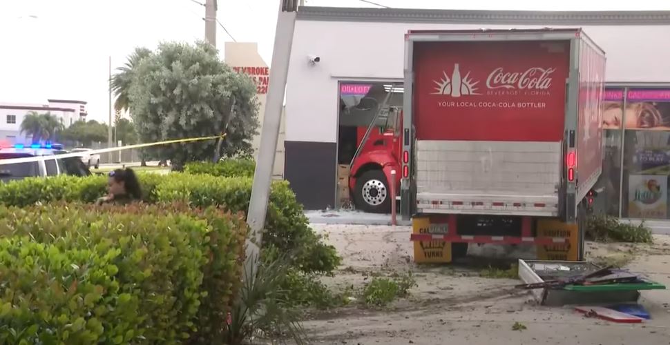 Camionero se estrella contra una gasolinera en el sur de la Florida