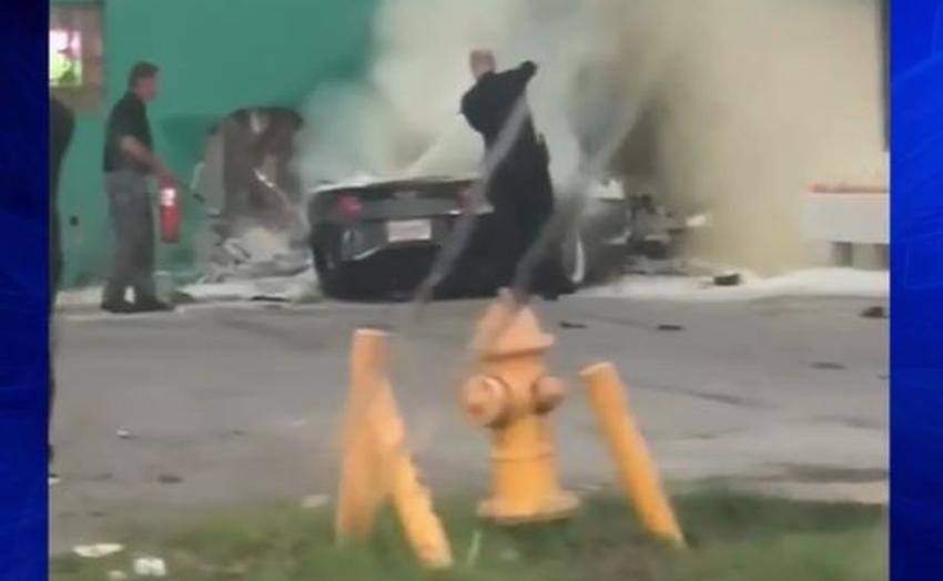 Corvette se estrella contra un restaurante en el suroeste de Miami Dade; el conductor muere en la escena