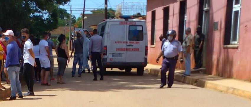 Gritos de horror frente al policlínico de Alquízar, Cuba: "¡Me lo mataron!"