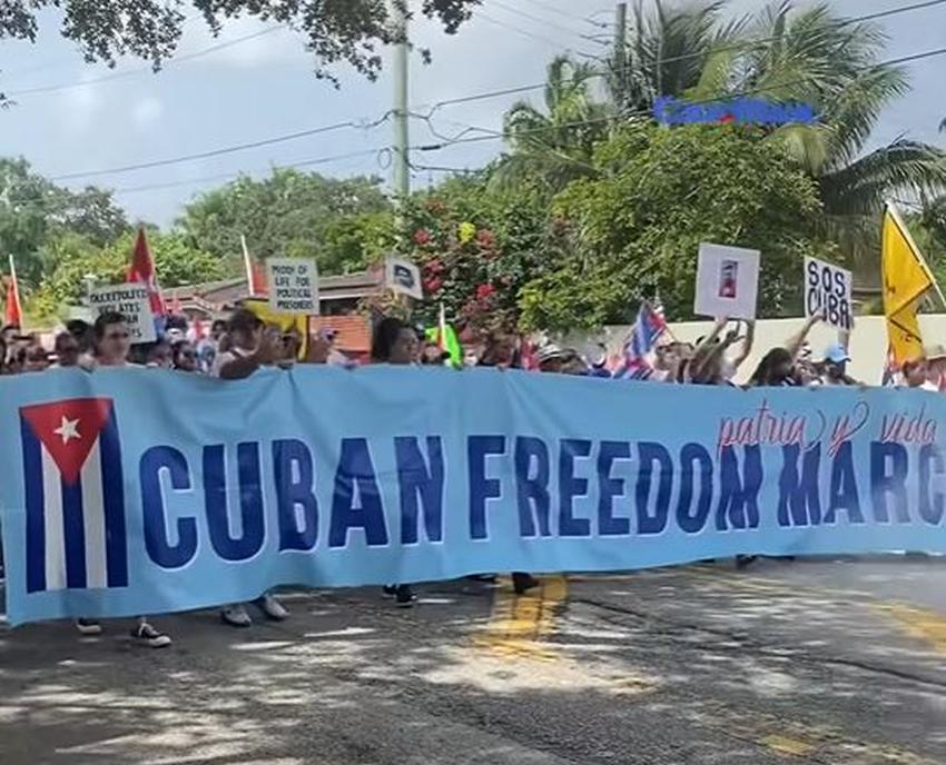 Exilio cubano marcha por las calles de Miami por Cuba libre