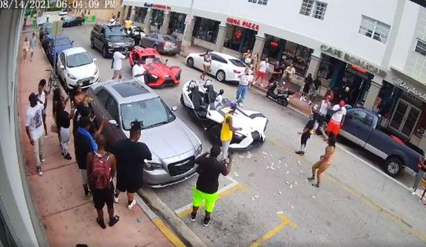 Mujeres paran el tráfico bailando en la avenida Collins en Miami Beach