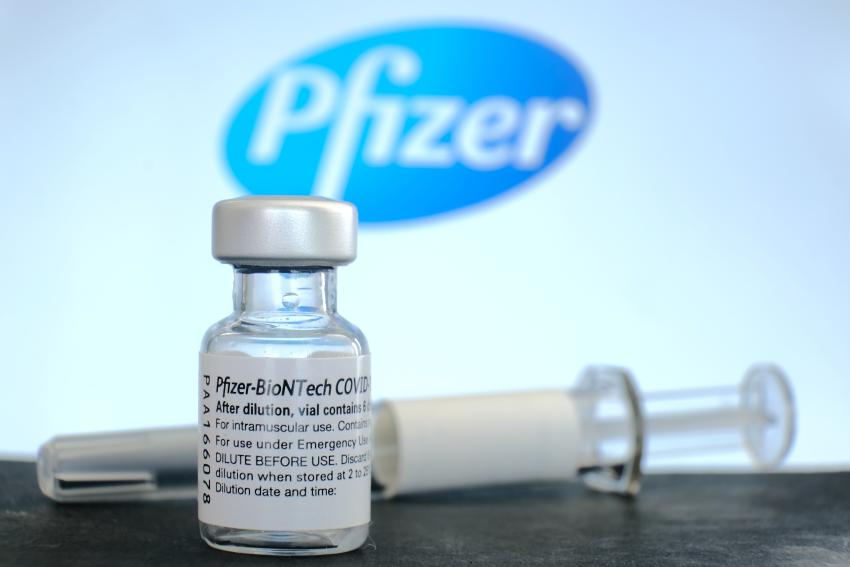 Pfizer anuncia que su vacuna de refuerzo protege contra la variante ómicron