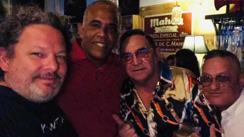 Omar Franco recibe el cariño de varios humoristas cubanos en Miami
