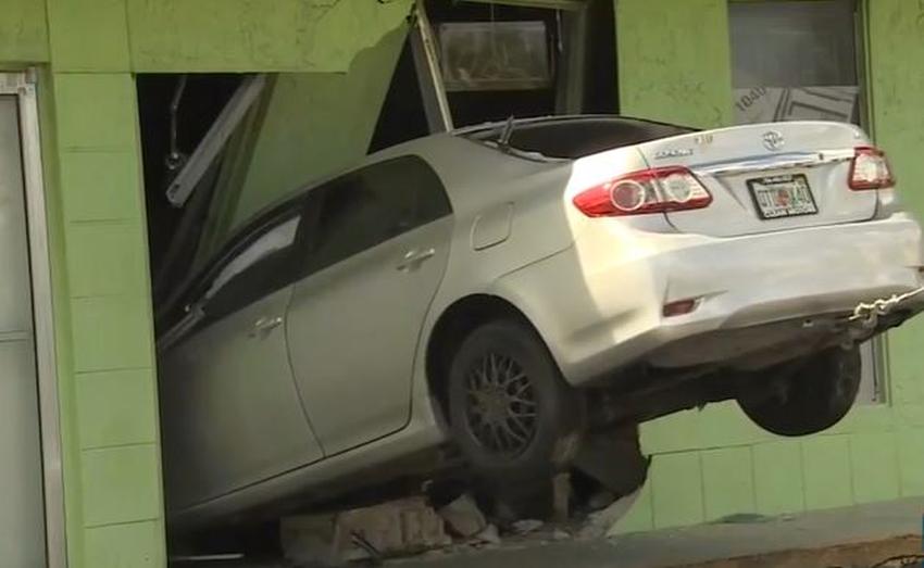 Conductor en Miami pierde el control de su vehículo que termina incrustado en un negocio local