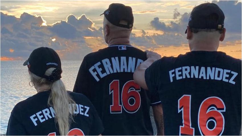 Familiares y amigos del pelotero cubano José Fernández visitan el lugar donde falleció en Miami Beach