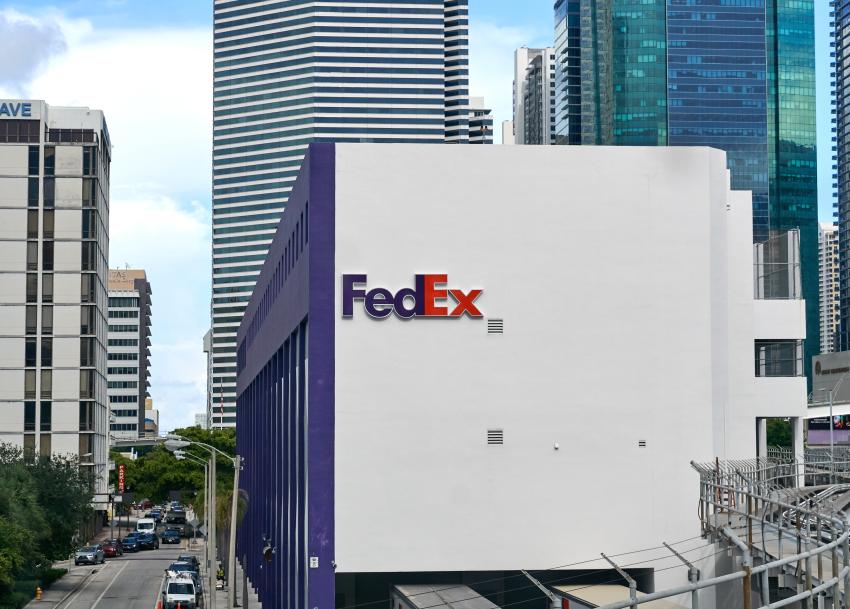 Empresa de envíos FedEx sube el precio de sus servicios debido al aumento de los costos en salario