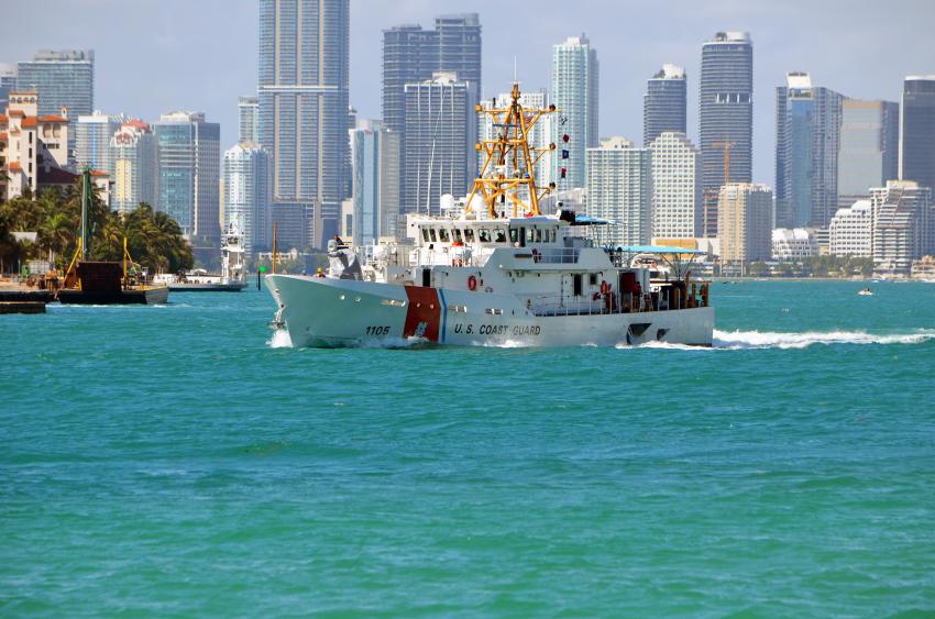 La Guardia Costera descarga casi cuatro toneladas de cocaína incautada en la base de Miami Beach