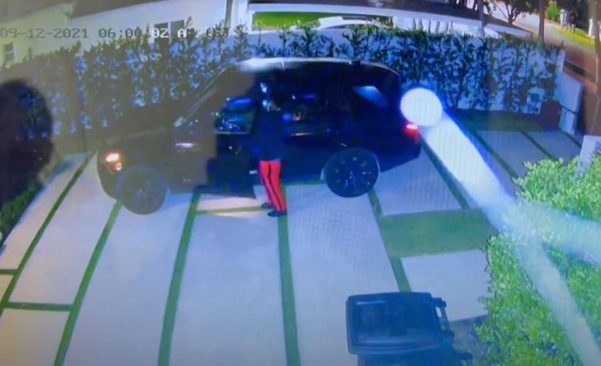 En cámara como grupo de ladrones buscan autos con las puertas sin asegurar en Miami Beach