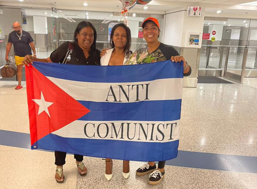 Llegó a Miami la youtuber cubana Ruhama Fernández: "Me obligaron a salir y fui escoltada hasta el avión"