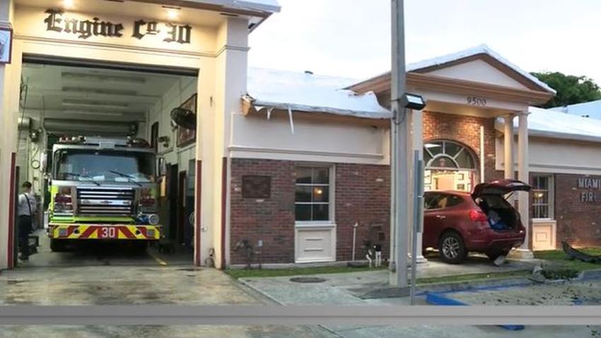 Un vehículo se estrella contra estación de bomberos en Miami Shores