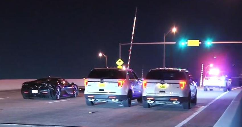 Buscan a hombre que cayó de un puente en Miami tras ser golpeado por un automóvil