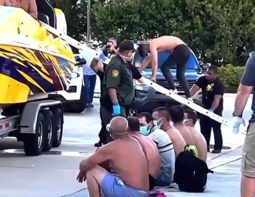 Otro grupo de balseros cubanos en cámara cuando son detenidos tras llegar a Cayo Marathon