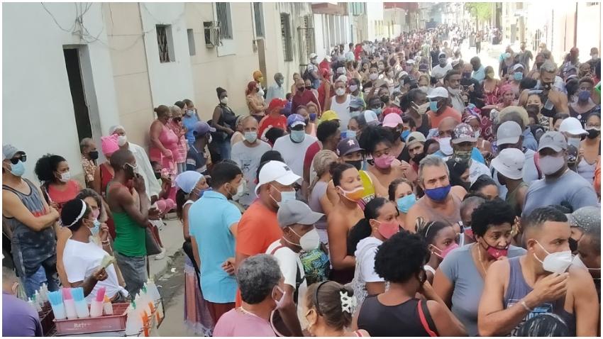 Mercado de Cuatro Caminos en La Habana reabre con ventas en dólares y se hacen largas colas