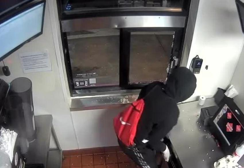 Ladrón entra por la ventana de un Taco Bell en Miami y se lleva dinero en efectivo
