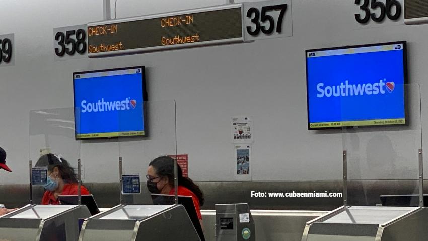 Cientos de cancelaciones de vuelos de Southwest Airlines continúan este lunes