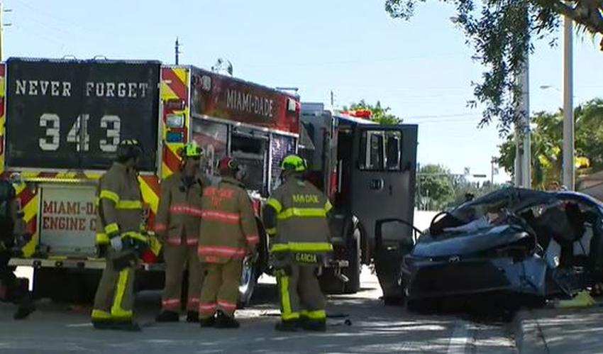 Policía en Miami-Dade busca al conductor de un auto que se dio a la fuga tras un choque en el que envió a una mujer al hospital