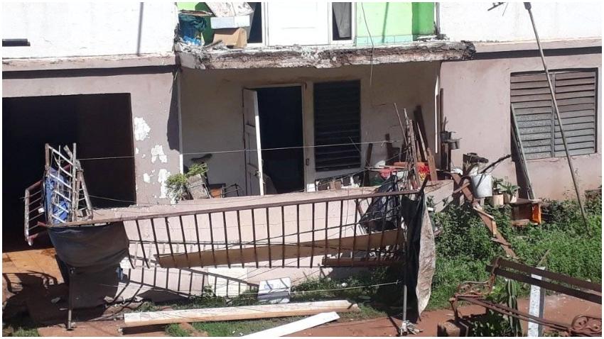 Se derrumba un balcón, este martes pasado en un edificio en Moa, Holguín, zona oriental de Cuba