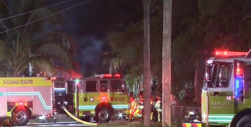 Tres bomberos resultan heridos apagando un fuego en una casa en Miami
