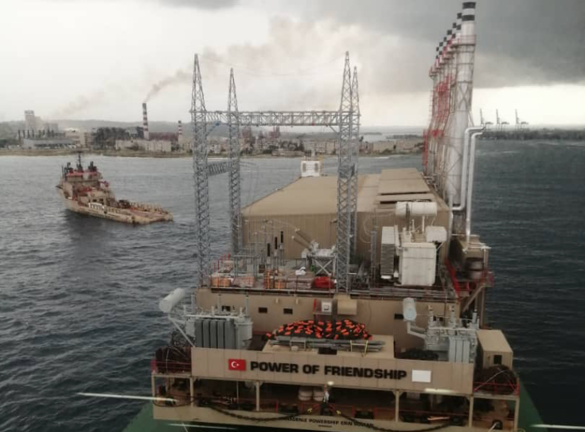 Central eléctrica flotante turca abandona puerto de La Habana