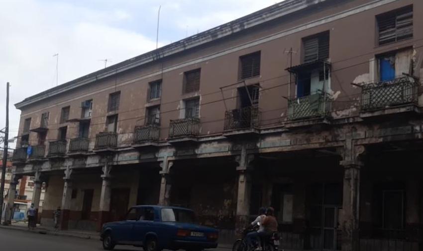 Cubanos que viven en un edificio en peligro de derrumbe en La Habana lanzan sus heces por los balcones